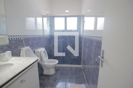 Casa de condomínio à venda com 230m², 3 quartos e 5 vagasBanheiro