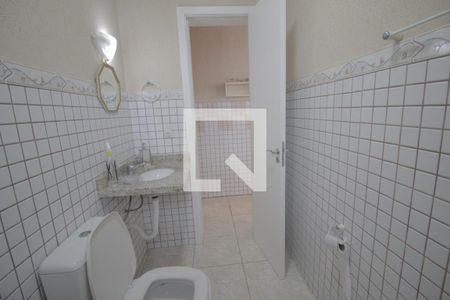 Casa de condomínio à venda com 230m², 3 quartos e 5 vagasBanheiro de serviço