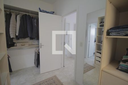 Casa de condomínio à venda com 230m², 3 quartos e 5 vagasCloset