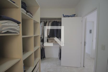 Casa de condomínio à venda com 230m², 3 quartos e 5 vagasCloset