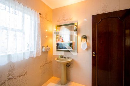 Casa à venda com 330m², 3 quartos e 3 vagasBanheiro do quarto 1