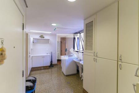 Apartamento à venda com 376m², 4 quartos e 6 vagas Apartamento à venda com 376m², 4 quartos e 6 vagasÁrea de Serviço