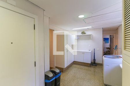 Apartamento à venda com 376m², 4 quartos e 6 vagas Apartamento à venda com 376m², 4 quartos e 6 vagasÁrea de Serviço