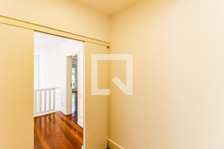 Casa de condomínio para alugar com 710m², 4 quartos e 5 vagas Casa de condomínio para alugar com 710m², 4 quartos e 5 vagasCloset