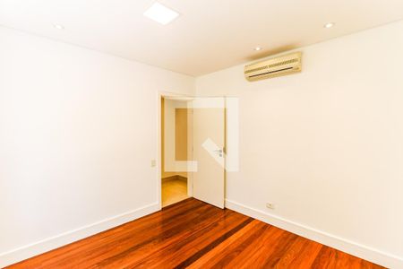 Casa de condomínio para alugar com 710m², 4 quartos e 5 vagas Casa de condomínio para alugar com 710m², 4 quartos e 5 vagasEscritório