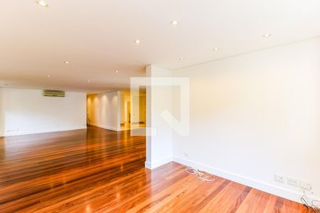 Sala de TV de casa de condomínio para alugar com 4 quartos, 710m² em Jardim Petropolis, São Paulo