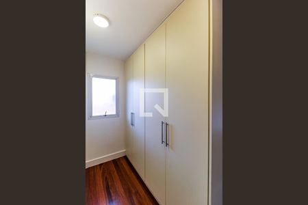 Casa de condomínio para alugar com 710m², 4 quartos e 5 vagas Casa de condomínio para alugar com 710m², 4 quartos e 5 vagasCloset Suíte 3