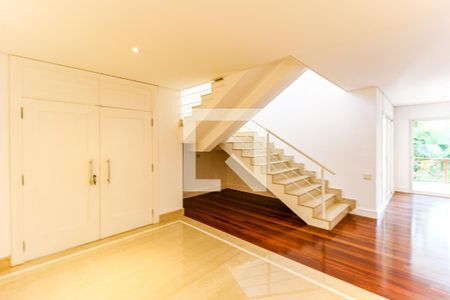 Hall de casa de condomínio para alugar com 4 quartos, 710m² em Jardim Petropolis, São Paulo