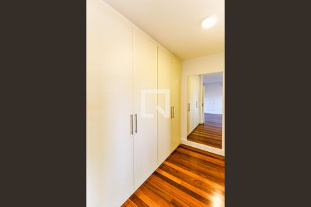 Casa de condomínio para alugar com 710m², 4 quartos e 5 vagas Casa de condomínio para alugar com 710m², 4 quartos e 5 vagasCloset Suíte 3
