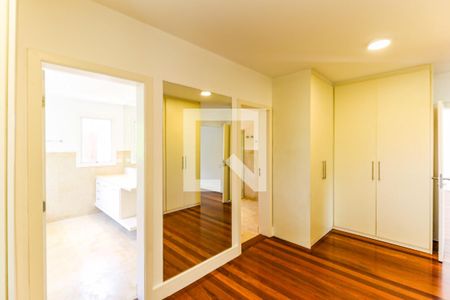 Casa de condomínio para alugar com 710m², 4 quartos e 5 vagas Casa de condomínio para alugar com 710m², 4 quartos e 5 vagasCloset Suíte 4