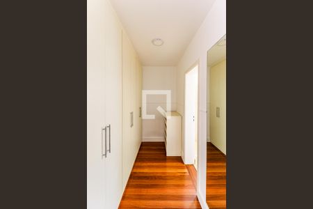 Casa de condomínio para alugar com 710m², 4 quartos e 5 vagas Casa de condomínio para alugar com 710m², 4 quartos e 5 vagasCloset Suíte 2