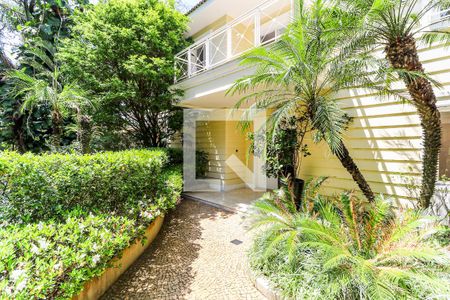 Casa de condomínio para alugar com 710m², 4 quartos e 5 vagas Casa de condomínio para alugar com 710m², 4 quartos e 5 vagasFachada
