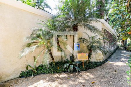 Casa de condomínio para alugar com 710m², 4 quartos e 5 vagas Casa de condomínio para alugar com 710m², 4 quartos e 5 vagasFachada