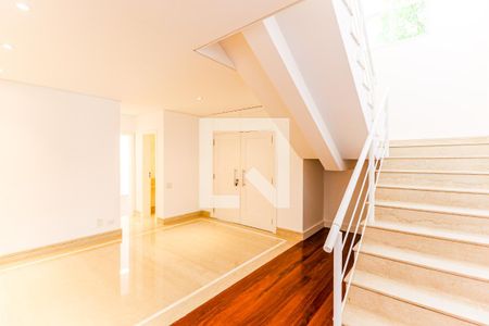 Hall de casa de condomínio para alugar com 4 quartos, 710m² em Jardim Petropolis, São Paulo