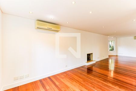 Sala de TV de casa de condomínio para alugar com 4 quartos, 710m² em Jardim Petropolis, São Paulo