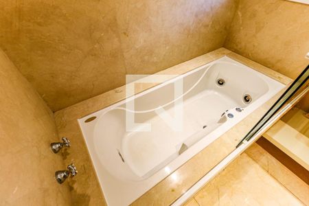 Casa de condomínio para alugar com 710m², 4 quartos e 5 vagas Casa de condomínio para alugar com 710m², 4 quartos e 5 vagasVaranda Suíte 3
