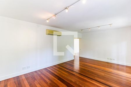 Casa de condomínio para alugar com 710m², 4 quartos e 5 vagas Casa de condomínio para alugar com 710m², 4 quartos e 5 vagasSuíte 4