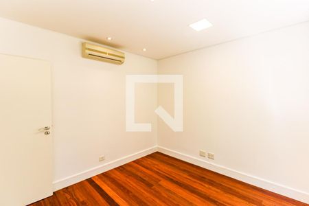 Casa de condomínio para alugar com 710m², 4 quartos e 5 vagas Casa de condomínio para alugar com 710m², 4 quartos e 5 vagasEscritório