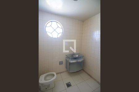 Casa à venda com 370m², 6 quartos e 2 vagasBanheiro Social da casa dos fundos