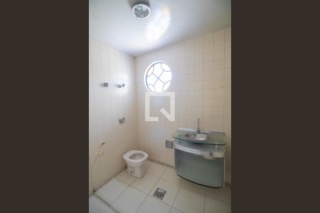 Casa à venda com 370m², 6 quartos e 2 vagasBanheiro Social da casa dos fundos