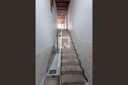 Casa à venda com 300m², 4 quartos e 4 vagas Casa à venda com 300m², 4 quartos e 4 vagasEscada