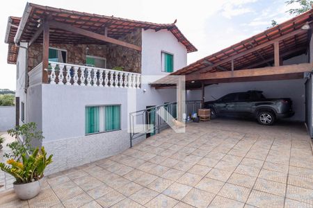 Casa à venda com 300m², 4 quartos e 4 vagas Casa à venda com 300m², 4 quartos e 4 vagasFachada