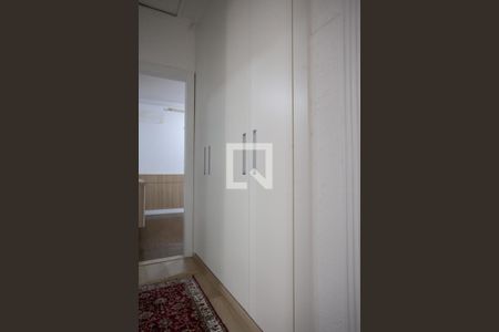 Casa à venda com 342m², 5 quartos e 4 vagasCorredor - armários