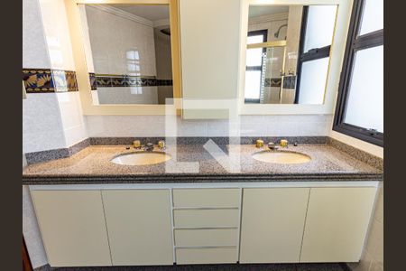 Apartamento à venda com 260m², 4 quartos e 4 vagas Apartamento à venda com 260m², 4 quartos e 4 vagasBanheiro da Suíte Master