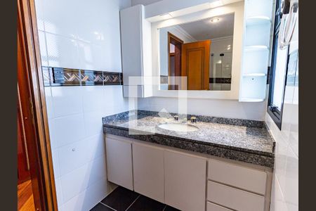 Apartamento à venda com 260m², 4 quartos e 4 vagas Apartamento à venda com 260m², 4 quartos e 4 vagasBanheiro da Suíte 2