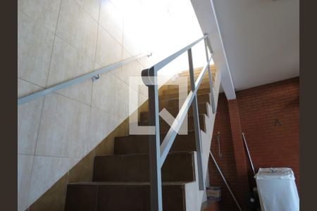 Casa à venda com 280m², 5 quartos e 4 vagasEscada