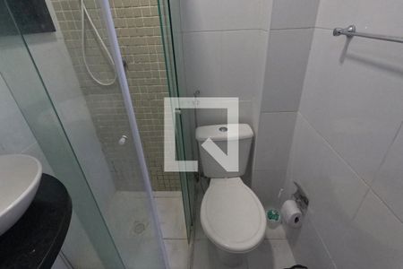 Banheiro social de kitnet/studio para alugar com 1 quarto, 25m² em Pompéia, Santos