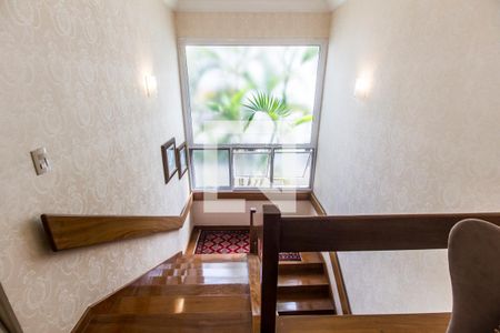 Casa de condomínio à venda com 530m², 4 quartos e 6 vagas Casa de condomínio à venda com 530m², 4 quartos e 6 vagasEscada