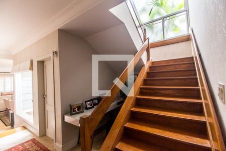 Casa de condomínio à venda com 530m², 4 quartos e 6 vagas Casa de condomínio à venda com 530m², 4 quartos e 6 vagasEscada