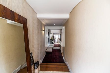 Casa de condomínio à venda com 530m², 4 quartos e 6 vagas Casa de condomínio à venda com 530m², 4 quartos e 6 vagasCorredor