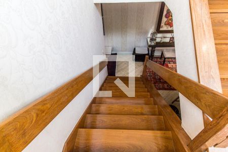 Casa de condomínio à venda com 530m², 4 quartos e 6 vagas Casa de condomínio à venda com 530m², 4 quartos e 6 vagasEscada