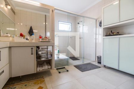 Casa de condomínio à venda com 530m², 4 quartos e 6 vagas Casa de condomínio à venda com 530m², 4 quartos e 6 vagasBanheiro da Suíte master