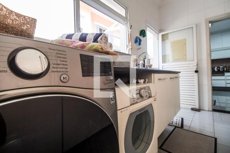 Casa de condomínio à venda com 530m², 4 quartos e 6 vagas Casa de condomínio à venda com 530m², 4 quartos e 6 vagasÁrea de Serviço