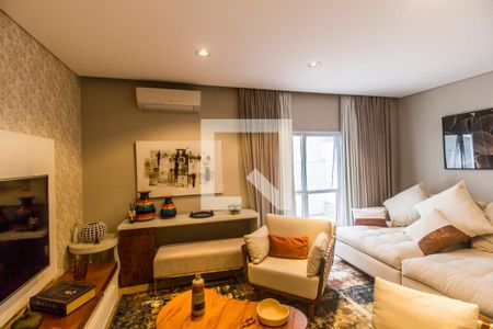 Casa de condomínio à venda com 530m², 4 quartos e 6 vagas Casa de condomínio à venda com 530m², 4 quartos e 6 vagasSala de TV