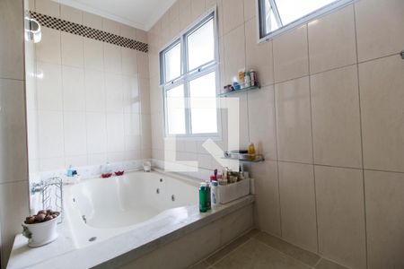 Casa de condomínio à venda com 530m², 4 quartos e 6 vagas Casa de condomínio à venda com 530m², 4 quartos e 6 vagasBanheiro da Suíte master