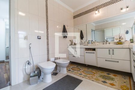 Casa de condomínio à venda com 530m², 4 quartos e 6 vagas Casa de condomínio à venda com 530m², 4 quartos e 6 vagasBanheiro da Suíte master