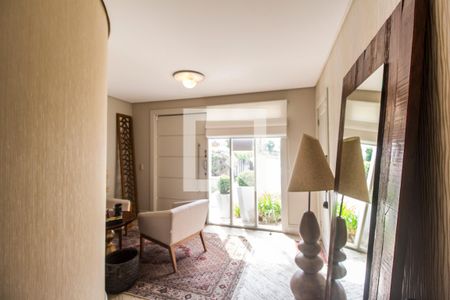 Casa de condomínio à venda com 530m², 4 quartos e 6 vagas Casa de condomínio à venda com 530m², 4 quartos e 6 vagasHall de entrada