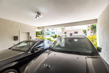 Casa de condomínio à venda com 530m², 4 quartos e 6 vagas Casa de condomínio à venda com 530m², 4 quartos e 6 vagasGaragem