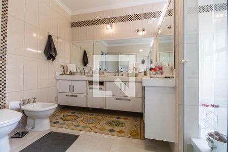 Casa de condomínio à venda com 530m², 4 quartos e 6 vagas Casa de condomínio à venda com 530m², 4 quartos e 6 vagasBanheiro da Suíte master