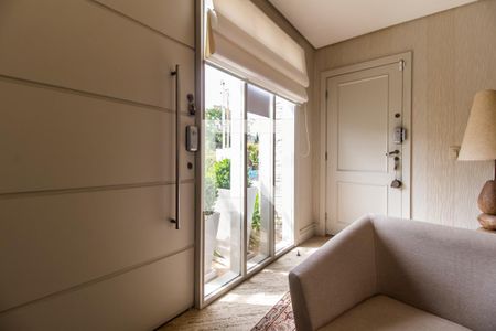 Casa de condomínio à venda com 530m², 4 quartos e 6 vagas Casa de condomínio à venda com 530m², 4 quartos e 6 vagasHall de entrada