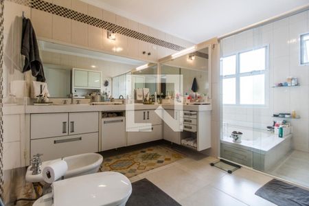 Casa de condomínio à venda com 530m², 4 quartos e 6 vagas Casa de condomínio à venda com 530m², 4 quartos e 6 vagasBanheiro da Suíte master