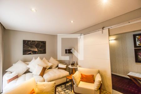 Casa de condomínio à venda com 530m², 4 quartos e 6 vagas Casa de condomínio à venda com 530m², 4 quartos e 6 vagasSala de TV