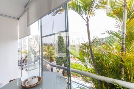 Casa de condomínio à venda com 530m², 4 quartos e 6 vagas Casa de condomínio à venda com 530m², 4 quartos e 6 vagasVaranda