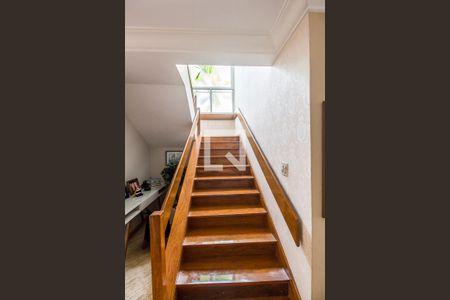 Casa de condomínio à venda com 530m², 4 quartos e 6 vagas Casa de condomínio à venda com 530m², 4 quartos e 6 vagasEscada