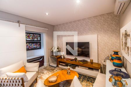 Casa de condomínio à venda com 530m², 4 quartos e 6 vagas Casa de condomínio à venda com 530m², 4 quartos e 6 vagasSala de TV