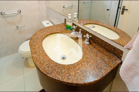 Casa à venda com 303m², 3 quartos e 3 vagasBanheiro Social